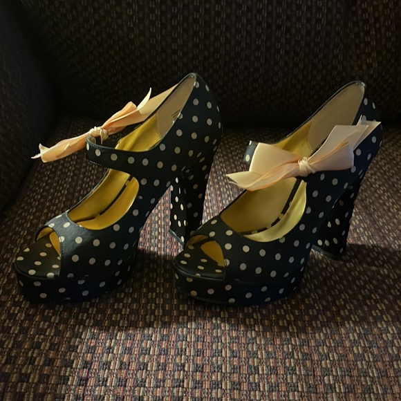 Black peep toe high heels with with gold polka dots and ribbon - Picture 2 of 3